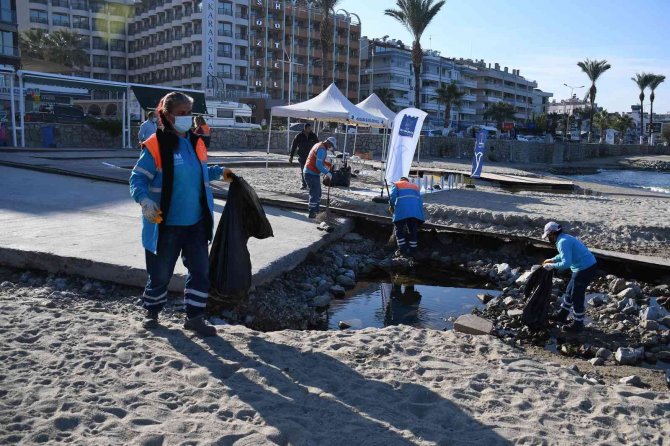 Kuşadası’nda Sahilden 75 Kilogram Atık Toplandı
