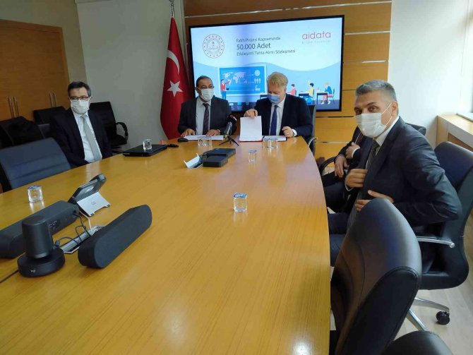 Meb İle Aidata Bilişim Arasında 50 Bin Adet ’Akıllı Tahta’ Alım Sözleşmesi İmzalandı