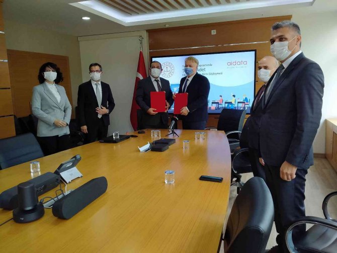 Meb İle Aidata Bilişim Arasında 50 Bin Adet ’Akıllı Tahta’ Alım Sözleşmesi İmzalandı