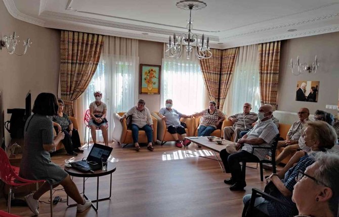 100 Yaş Evinde Sağlıklı Yaş Alma Eğitimleri Başladı