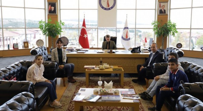 Özel Eğitim Ortaokulu Öğrencilerinden Rektör Uysal’a Ziyaret