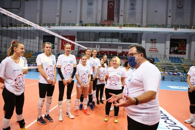 Meme Kanserine Dikkat Çekmek İçin Sahaya Çıktılar