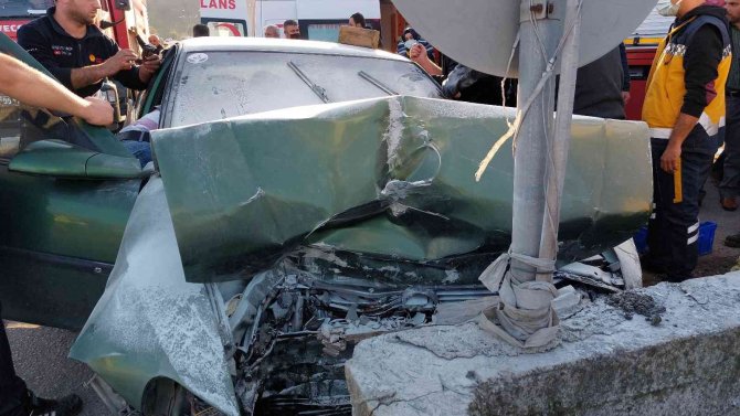 Duvara Çarpan Aracın İçinde Sıkışan Sürücü Ölümden Döndü