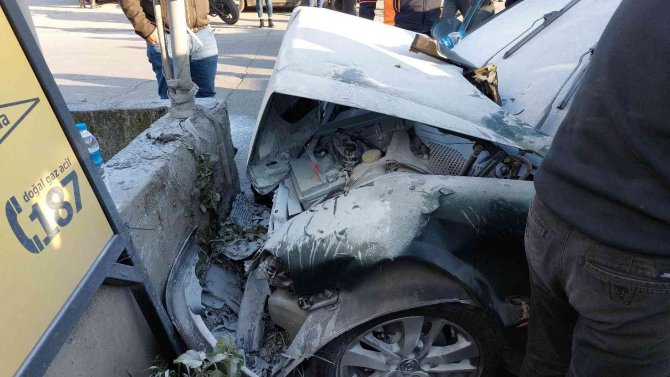 Duvara Çarpan Aracın İçinde Sıkışan Sürücü Ölümden Döndü