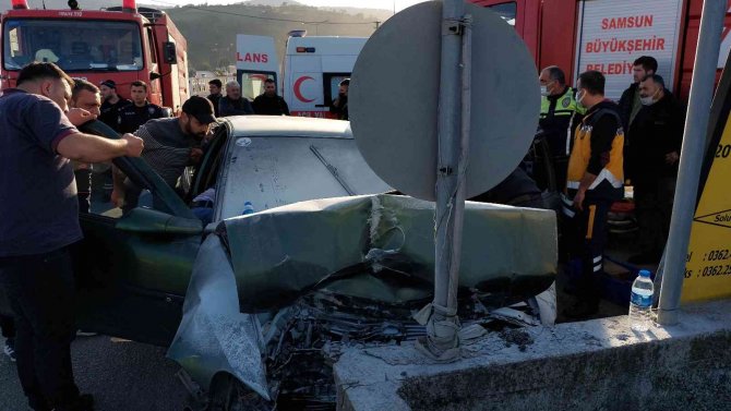 Duvara Çarpan Aracın İçinde Sıkışan Sürücü Ölümden Döndü