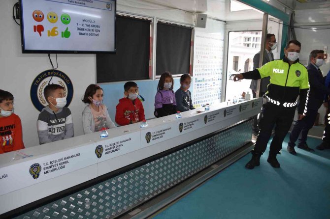 Şırnak’ta Mobil Trafik Eğitim Tırı Öğrencilerle Buluştu