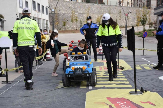 Şırnak’ta Mobil Trafik Eğitim Tırı Öğrencilerle Buluştu
