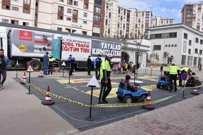 Şırnak’ta Mobil Trafik Eğitim Tırı Öğrencilerle Buluştu