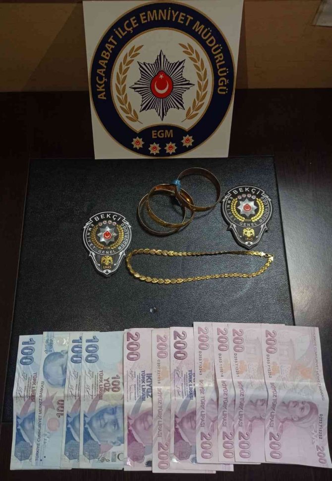 Kendini Polis Olarak Tanıttı, Altın Ve Paraları Alarak Kaçmaya Çalışırken Bekçilere Yakalandı