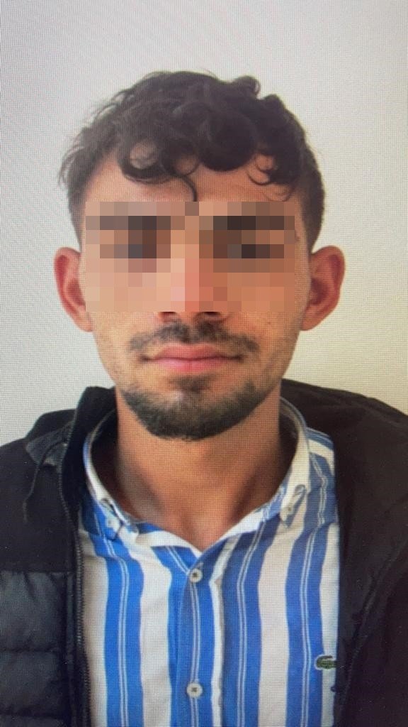 Kendini Polis Olarak Tanıttı, Altın Ve Paraları Alarak Kaçmaya Çalışırken Bekçilere Yakalandı