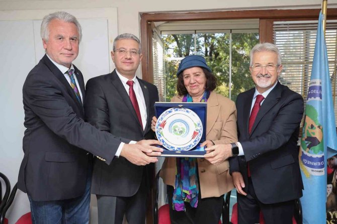 Başkan Turgay Erdem’e Teşekkür Plaketi
