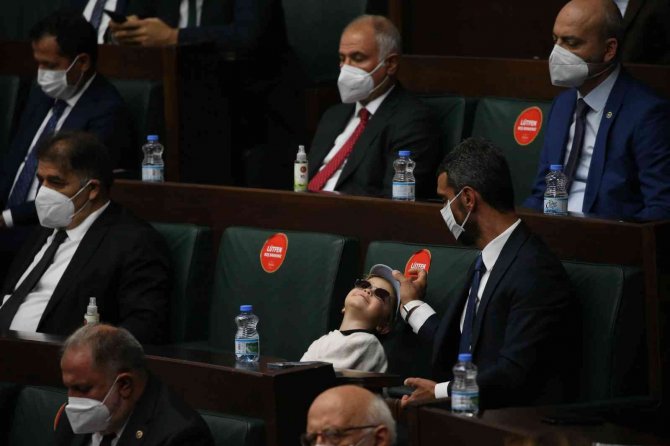 Meclisin Minik Konuğu Ak Parti Grup Toplantısı’nı İzledi