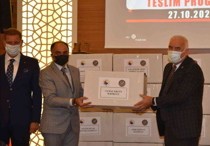 İ̇htiyaç Sahibi Çocukların Ayakları Üşümeyecek