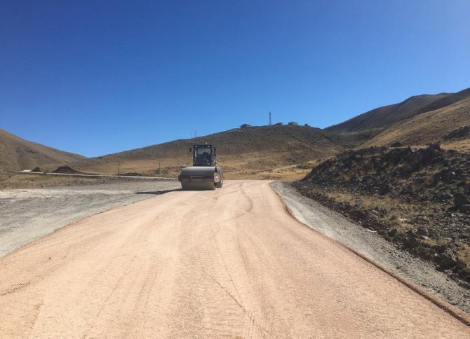 Van Büyükşehir Belediyesi Muradiye’de Beton Yol Yapıyor