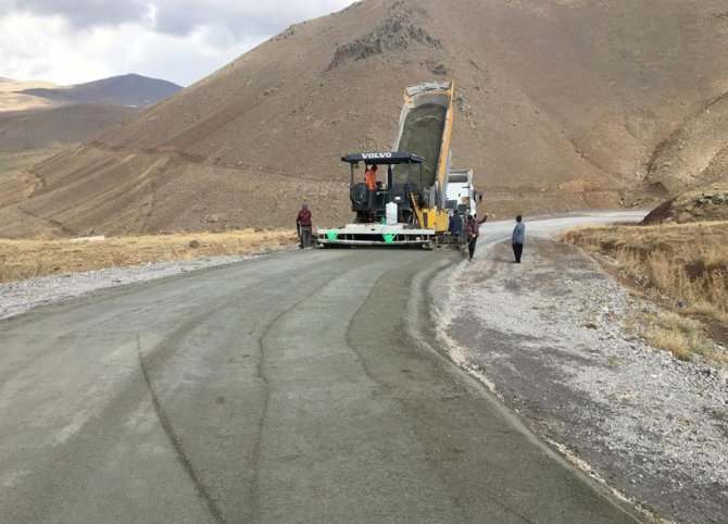Van Büyükşehir Belediyesi Muradiye’de Beton Yol Yapıyor