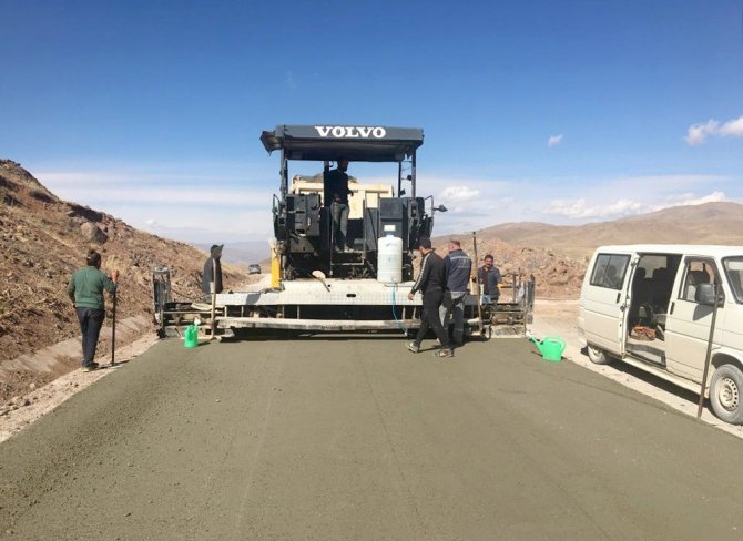 Van Büyükşehir Belediyesi Muradiye’de Beton Yol Yapıyor