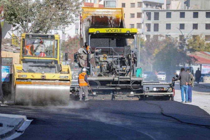 İ̇pekyolu’nda Yol Ve Alt Yapı Çalışmaları Aralıksız Sürüyor