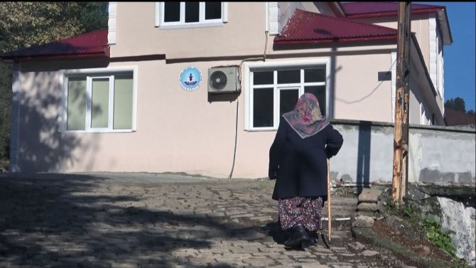 78 Yaşında Kur’an-ı Kerim Öğrenmek İçin Her Gün Halk Eğitim Merkezi’nin Yokuşunu Çıkıyor