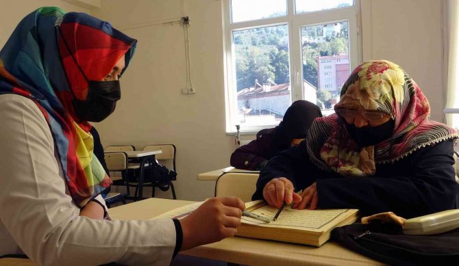 78 Yaşında Kur’an-ı Kerim Öğrenmek İçin Her Gün Halk Eğitim Merkezi’nin Yokuşunu Çıkıyor