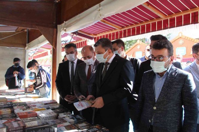 Vali Hulusi Şahin, Batman Kitap Fuarının Açılışını Yaptı