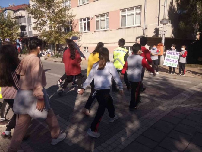 Öğrenciler ‘Yayalar Kırmızı Çizgimizdir Farkındalığı’ Oluşturdular