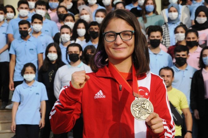 Avrupa Boks Şampiyonası’nda 3. Olan Lise Öğrencisine Coşkulu Karşılama