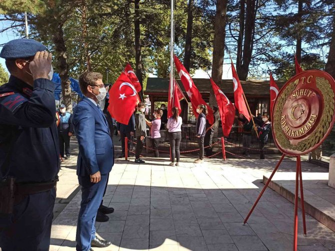 Şuhut’ta 29 Ekim Kutlamaları Çelenk Sunumu İle Başladı