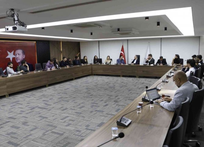 Üniversite Gençliği Sordu, Başkan Sürekli Yanıtladı