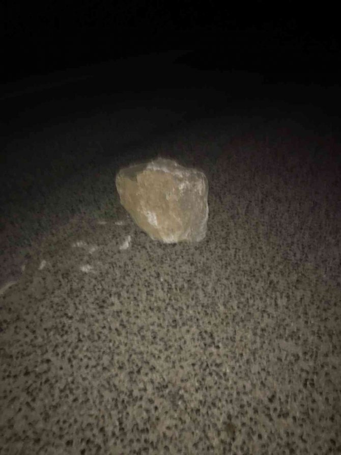 Yamaçtan Kopan Kara Parçasına Çarpan Araç Sürücüsü Yaralandı