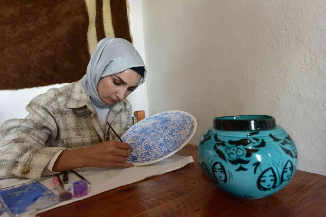 Ahlat Çini Ve Seramikleri Bayanların Eliyle Yeniden Hayat Buluyor
