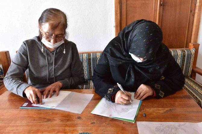Ahlat Çini Ve Seramikleri Bayanların Eliyle Yeniden Hayat Buluyor