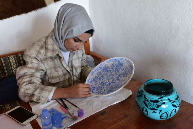 Ahlat Çini Ve Seramikleri Bayanların Eliyle Yeniden Hayat Buluyor