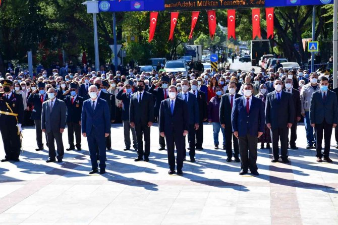 Cumhuriyet Bayramı Kutlama Programı Çelenk Sunma Töreni İle Başladı