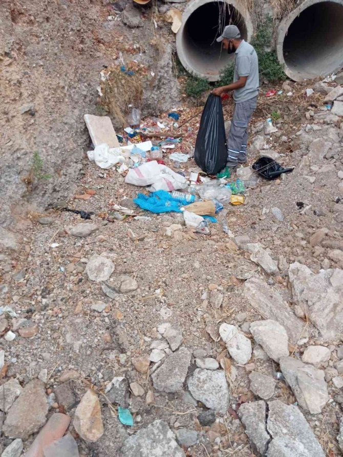 Dere Yataklarından 485 Torba Çöp Toplandı