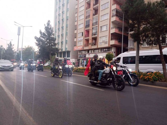 Motor Tutkunları, Cumhuriyetin 98’nci Yıl Dönümü İçin Türk Bayraklarıyla Diyarbakır’ı Turladı