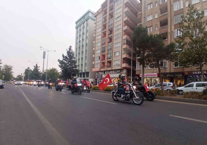 Motor Tutkunları, Cumhuriyetin 98’nci Yıl Dönümü İçin Türk Bayraklarıyla Diyarbakır’ı Turladı