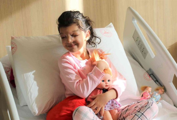 Gözlerinin Arasındaki Mesafe Normalden Daha Fazla Olan Minik Ayşenur Sağlığına Kavuştu