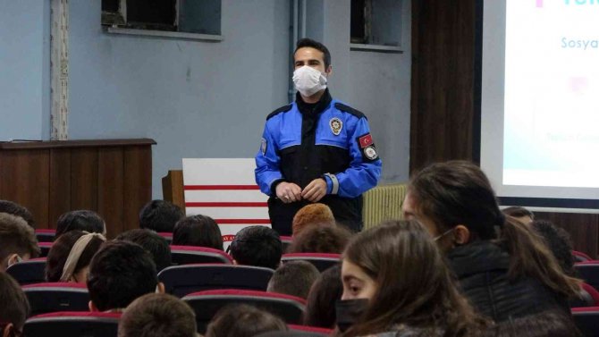 Yüksekova Polisi 6 Bin Öğrenciye Ders Vererek Büyük Bir Başarıya İmza Attı