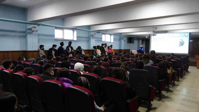 Yüksekova Polisi 6 Bin Öğrenciye Ders Vererek Büyük Bir Başarıya İmza Attı