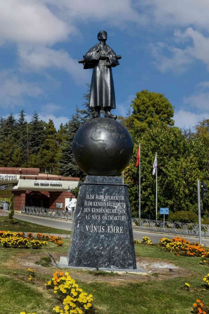 Anadolu Üniversitesine Gelen Herkesi Yunus Emre Heykeli Karşılayacak