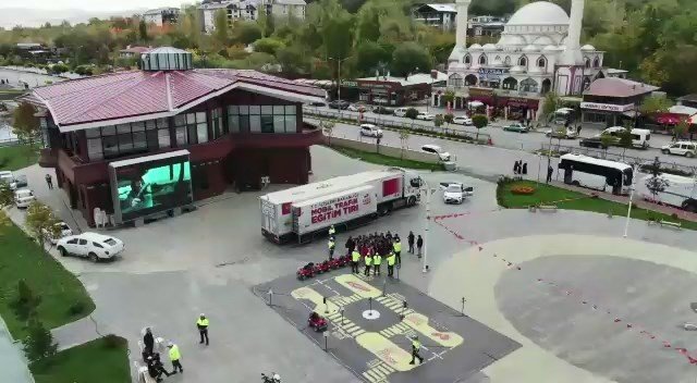 Van’da Mobil Trafik Eğitim Tırında 8 Okuldan Katılan 720 Öğrenciye Eğitim Verildi