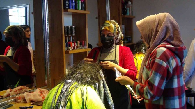 İ̇pekyolu’nda Kadınlar Meslek Sahibi Oluyor