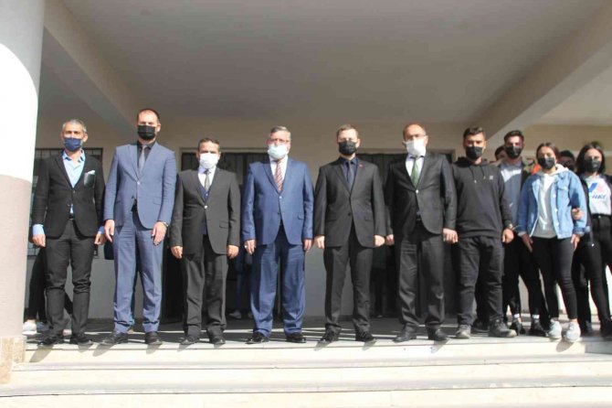 Kaymakamı Demirer, Yks’ye Hazırlanan Öğrencilere Kitap Dağıttı