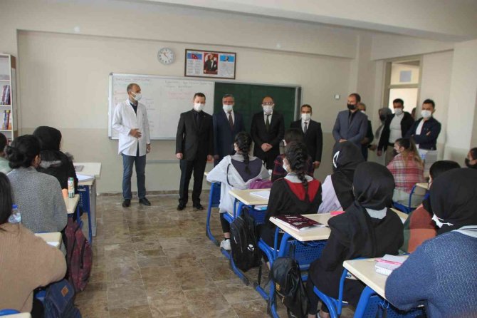 Kaymakamı Demirer, Yks’ye Hazırlanan Öğrencilere Kitap Dağıttı