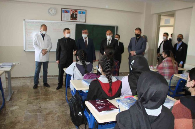 Kaymakamı Demirer, Yks’ye Hazırlanan Öğrencilere Kitap Dağıttı