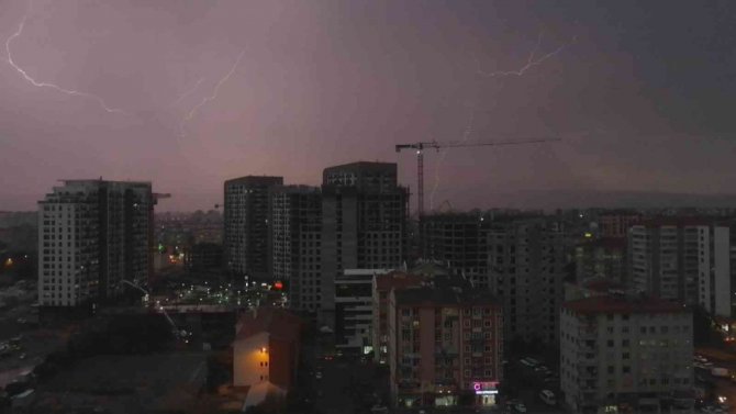 Kayseri’de Geceyi Şimşekler Aydınlattı