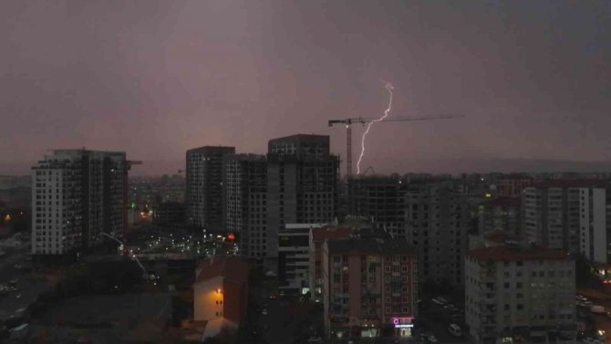 Kayseri’de Geceyi Şimşekler Aydınlattı