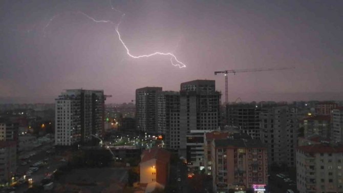 Kayseri’de Geceyi Şimşekler Aydınlattı