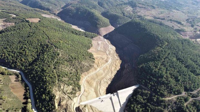 Karamürsel İ̇hsaniye Barajı’nda Temizlik Çalışmaları Tamamlandı