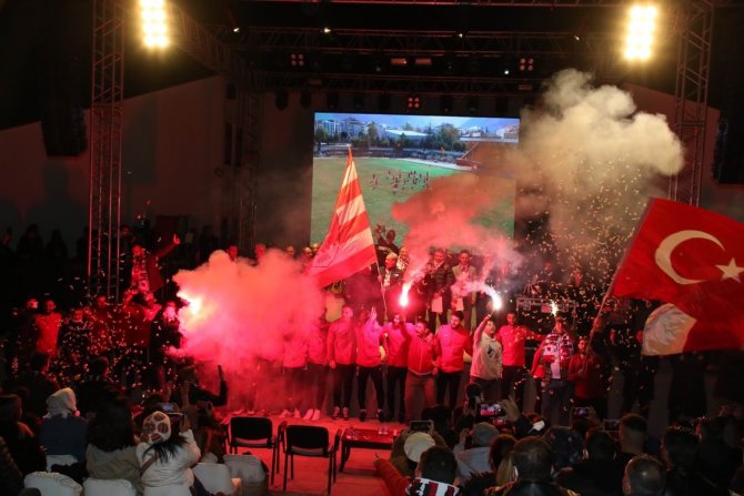 Ünlü Şarkıcı Bilal Sonses’e Sahnede Doğum Günü Sürprizi